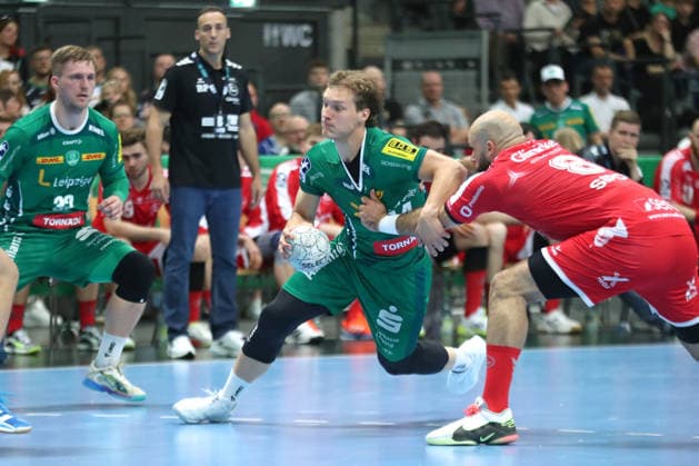 Handball DAIKIN HBL, SC DHfK Leipzig - MT Melsungen; 21.05.2026 Blaer Hinriksson (44, SC DHfK Leipzig) muss sich gegen Adrian Sipos (8, MT Melsungen) durchsetzen. Handball, DAIKIN HBL, 1. Bundesliga, Saison 2025 2026, 32. Spieltag: SC DHfK Leipzig vs. MT Melsungen am 21.05.2026 in der Quarterback Immobilien Arena Leipzig. Copyright: xBEAUTIFULxSPORTS JanxKaeferx
