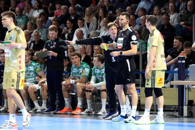 DEU, DHB, 1.HBL, Fuechse Berlin vs. Hannover Burgdorf, 21.05.2026, Max-Schmeling-Halle, Berlin, DEU, DHB, 1.HBL, Fuechse Berlin vs. Hannover Burgdorf, im Bild Cheftrainer Nicolej Krickau (Fuechse Berlin), Fuechse-Spielerbank, Schiedsrichter