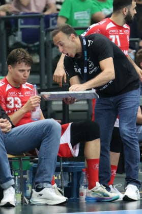 Deutschland: Handballbundesliga 2025 - 2026, 32. Spieltag - SC DHfK Leipzig gegen MT Melsungen, Quarterback Immobilien Arena (Leipzig): Roberto Garcia Parrondo (Trainer, MT Melsungen) mit Aaron Mensing (MT Melsungen, 33) Copyright: xLucasxWalterx