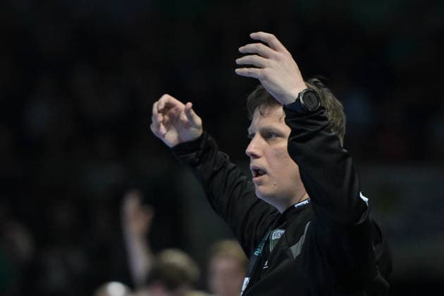 21.05.2026, xlakx, Handball Daikin HBL, Fuechse Berlin - TSV Hannover-Burgdorf v.l. Nicolej Krickau (Fuechse Berlin Trainer) gibt Anweisungen, gestikuliert mit den Armen, gesticulate, gives instructions Berlin