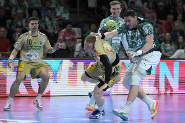 21.05.2026, xlakx, Handball Daikin HBL, Fuechse Berlin - TSV Hannover-Burgdorf v.l. Jonathan Edvardsson (TSV Hannover-Burgdorf), Mijajlo Marsenic (Fuechse Berlin) Zweikampf, Duell, Kampf, tackle Berlin
