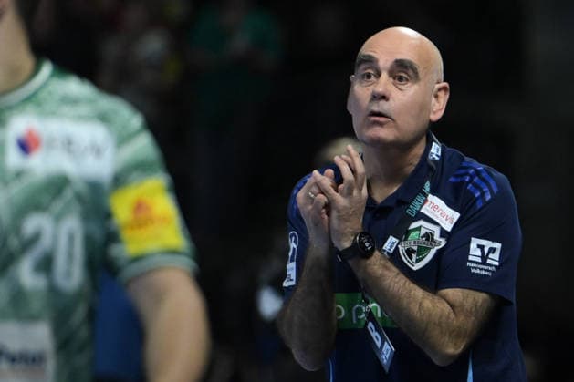 21.05.2026, xlakx, Handball Daikin HBL, Fuechse Berlin - TSV Hannover-Burgdorf v.l. Juan Carlos Pastor (TSV Hannover-Burgdorf Trainer) gibt Anweisungen, gestikuliert mit den Armen, gesticulate, gives instructions Berlin