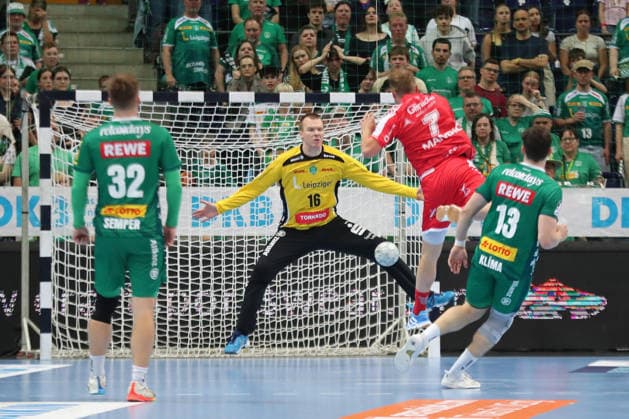 Handball DAIKIN HBL, SC DHfK Leipzig - MT Melsungen; 21.05.2026 Torwart Tomas Mrkva (16, SC DHfK Leipzig) erwartet einen Wirf von David Mandic (7, MT Melsungen). Handball, DAIKIN HBL, 1. Bundesliga, Saison 2025 2026, 32. Spieltag: SC DHfK Leipzig vs. MT Melsungen am 21.05.2026 in der Quarterback Immobilien Arena Leipzig. Copyright: xBEAUTIFULxSPORTS JanxKaeferx