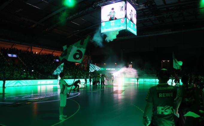 Leipzig, 21.05.2026, Arena Leipzig, Handball, Bundesliga, 32.Spieltag , SC DHfK Leipzig vs. MT Melsungen , Im Bild; Begrüßung der Mannschaften. , Nur zur redaktionellen Nutzung. Only editorial use. , DHB HBL regulations prohibit any use of photographs as image sequences and or quasi-video. ,