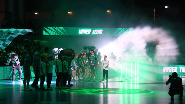 Leipzig, 21.05.2026, Arena Leipzig, Handball, Bundesliga, 32.Spieltag , SC DHfK Leipzig vs. MT Melsungen , Im Bild; Begrüßung der Mannschaften. , Nur zur redaktionellen Nutzung. Only editorial use. , DHB HBL regulations prohibit any use of photographs as image sequences and or quasi-video. ,
