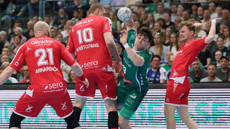 Leipzig, 21.05.2026, Arena Leipzig, Handball, Bundesliga, 32.Spieltag , SC DHfK Leipzig vs. MT Melsungen , Im Bild von links; Arnar Freyr Arnarsson ( 21, Melsungen), Dainis Kristopans ( 10, Melsungen), Matej Klima (13, Leipzig). , Nur zur redaktionellen Nutzung. Only editorial use. , DHB HBL regulations prohibit any use of photographs as image sequences and or quasi-video. ,