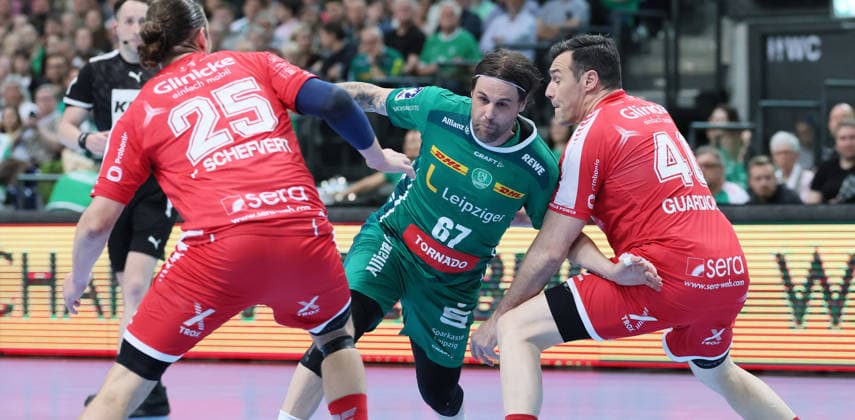 Leipzig, 21.05.2026, Arena Leipzig, Handball, Bundesliga, 32.Spieltag , SC DHfK Leipzig vs. MT Melsungen , Im Bild von links; Olle Forsell Schefvert ( 25, Melsungen), Dean Bombac ( 67, DHfK), Isaias Guardiola ( 40, Melsungen). , Nur zur redaktionellen Nutzung. Only editorial use. , DHB HBL regulations prohibit any use of photographs as image sequences and or quasi-video. ,