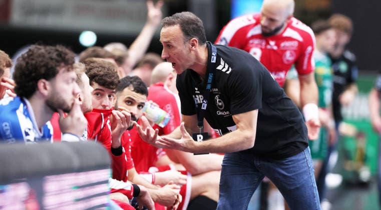 Leipzig, 21.05.2026, Arena Leipzig, Handball, Bundesliga, 32.Spieltag , SC DHfK Leipzig vs. MT Melsungen , Im Bild von links; Dimitri Ignatow ( 11, Melsungen), Trainer Roberto Garcia, MT Melsungen. , Nur zur redaktionellen Nutzung. Only editorial use. , DHB HBL regulations prohibit any use of photographs as image sequences and or quasi-video. ,