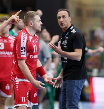 Leipzig, 21.05.2026, Arena Leipzig, Handball, Bundesliga, 32.Spieltag , SC DHfK Leipzig vs. MT Melsungen , Im Bild von links; Dimitri Ignatow ( 11, Melsungen), Trainer Roberto Garcia, MT Melsungen. , Nur zur redaktionellen Nutzung. Only editorial use. , DHB HBL regulations prohibit any use of photographs as image sequences and or quasi-video. ,