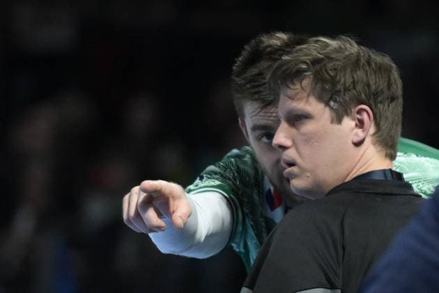 21.05.2026, xlakx, Handball Daikin HBL, Fuechse Berlin - TSV Hannover-Burgdorf v.l. Nejc Cehte (Fuechse Berlin), Nicolej Krickau (Fuechse Berlin Trainer) gibt Anweisungen, gestikuliert mit den Armen, gesticulate, gives instructions Berlin