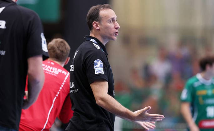 Leipzig, 21.05.2026, Arena Leipzig, Handball, Bundesliga, 32.Spieltag , SC DHfK Leipzig vs. MT Melsungen , Im Bild; Trainer Roberto Garcia, MT Melsungen. , Nur zur redaktionellen Nutzung. Only editorial use. , DHB HBL regulations prohibit any use of photographs as image sequences and or quasi-video. ,