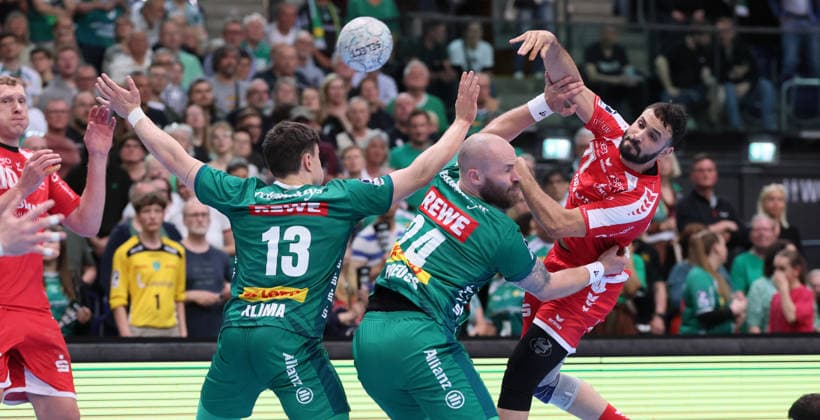 Leipzig, 21.05.2026, Arena Leipzig, Handball, Bundesliga, 32.Spieltag , SC DHfK Leipzig vs. MT Melsungen , Im Bild von links; Matej Klima (13, Leipzig), Moritz Preuss (24, Leipzig), Mohamed Darmoul ( 71, Melsungen). , Nur zur redaktionellen Nutzung. Only editorial use. , DHB HBL regulations prohibit any use of photographs as image sequences and or quasi-video. ,