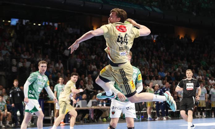 Thomas Alfred Solstad erzielt ein Tor gegen Torwart Lasse Ludwig Zweikampf Spielszene Aktion Handball HBL Bundesliga Herren 32. Spieltag Saison 2025 2026 21.05.2026 Füchse Berlin vs TSV Hannover Burgdorf