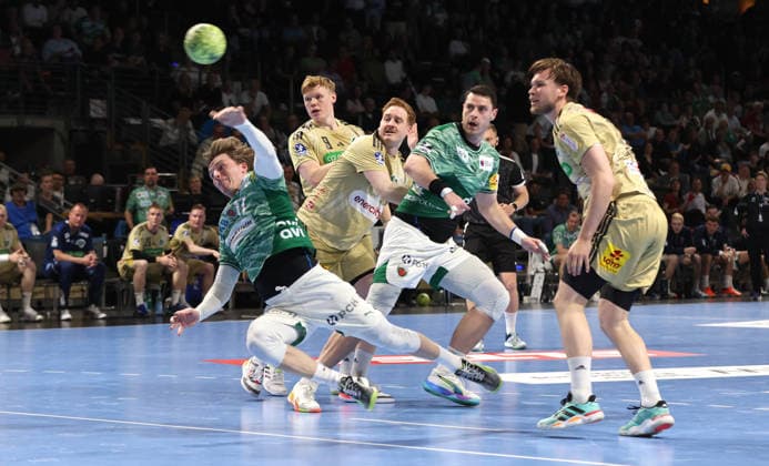 Nils Lichtlein erzielt ein Tor, August Pedersen, Mijajlo Marsenic, Thomas Alfred Solstad Zweikampf Spielszene Aktion Handball HBL Bundesliga Herren 32. Spieltag Saison 2025 2026 21.05.2026 Füchse Berlin vs TSV Hannover Burgdorf
