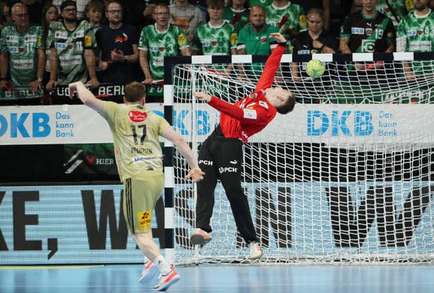 August Pedersen erzielt ein Tor gegen Torwart Lasse Ludwig Zweikampf Spielszene Aktion Handball HBL Bundesliga Herren 32. Spieltag Saison 2025 2026 21.05.2026 Füchse Berlin vs TSV Hannover Burgdorf