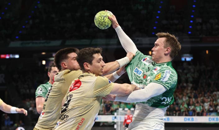 Renars Uscins, Marius Steinhauser, Lasse Andersson am Ball Zweikampf Spielszene Aktion Handball HBL Bundesliga Herren 32. Spieltag Saison 2025 2026 21.05.2026 Füchse Berlin vs TSV Hannover Burgdorf