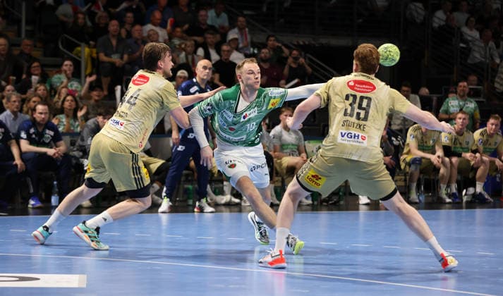 Thomas Alfred Solstad, Mathias Gidsel am Ball, Lukas Stutzke Zweikampf Spielszene Aktion Handball HBL Bundesliga Herren 32. Spieltag Saison 2025 2026 21.05.2026 Füchse Berlin vs TSV Hannover Burgdorf
