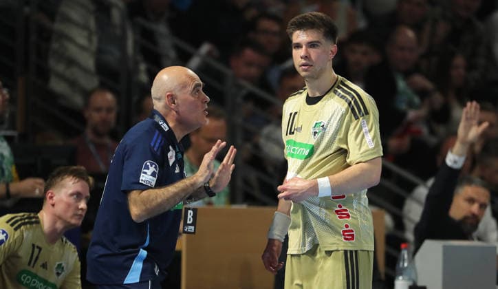Trainer Juan Carlos Pastor Gomez redet mit Renars Uscins Aktion Oberkörper Handball HBL Bundesliga Herren 32. Spieltag Saison 2025 2026 21.05.2026 Füchse Berlin vs TSV Hannover Burgdorf