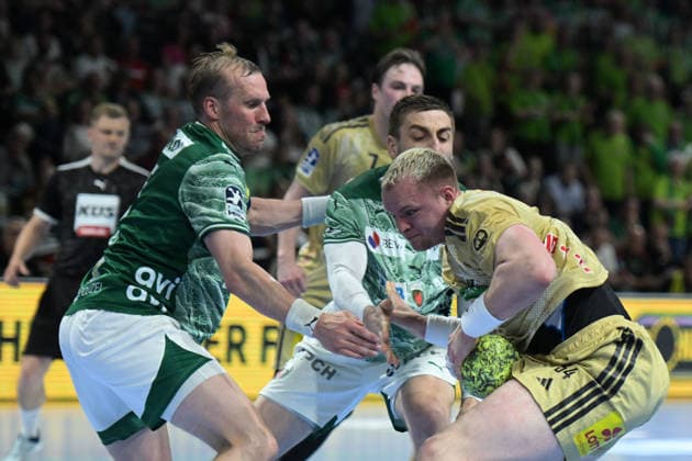 21.05.2026, xlakx, Handball Daikin HBL, Fuechse Berlin - TSV Hannover-Burgdorf v.l. Max Darj (Fuechse Berlin), Nejc Cehte (Fuechse Berlin), Justus Fischer (TSV Hannover-Burgdorf) Zweikampf, Duell, Kampf, tackle Berlin