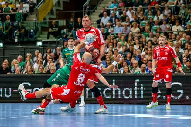 Adrian Sipos (MT Melsungen, 08) und Dainis Kristopans (MT Melsungen, 10) Zweikampf, Duell, Kampf mit Dean Bombac (SC DHfK Leipzig, 67), SC DHfK Leipzig vs MT Melsungen, Handball, 1. Bundesliga, 32. Spieltag, Saison 2025 2026, 21.05.2026, SC DHfK Leipzig vs MT Meslungen, Handball, 1. Bundesliga, 32. Spieltag, Saison 2025 2026, 21.05.2026 Leipzig Copyright: xEibner-Pressefoto LauraxRoemerx EP_LRR