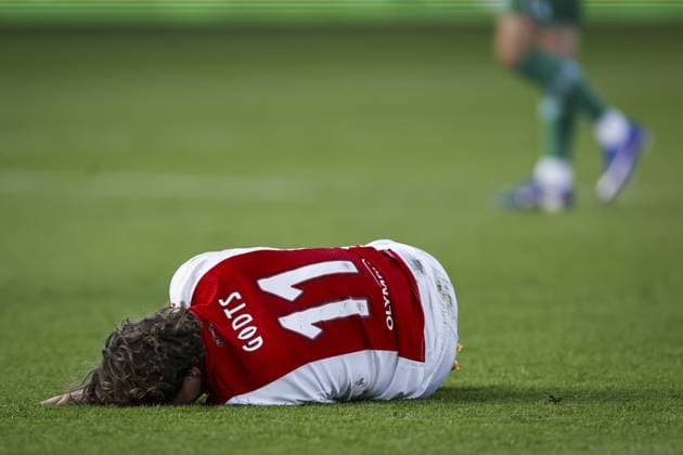 VOLENDAM - Mika Godts of AFC Ajax lies injured on the ground during the Conference League play-off match between AFC Ajax and FC Groningen at the Kras Stadium on May 21, 2026, in Volendam, the Netherlands. MAURICE VAN STEEN ANP play-offs Conference League 2025-2026 xVIxANPxSportx xxANPxIVx 558974986 originalFilename: 558974986.jpg