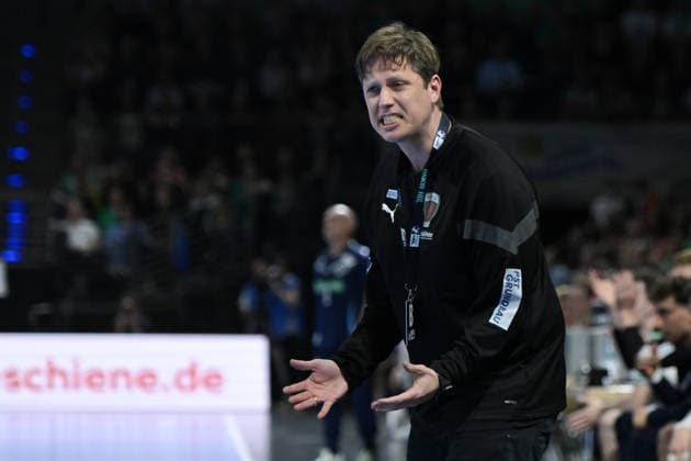 21.05.2026, xlakx, Handball Daikin HBL, Fuechse Berlin - TSV Hannover-Burgdorf v.l. Nicolej Krickau (Fuechse Berlin Trainer) gibt Anweisungen, gestikuliert mit den Armen, gesticulate, gives instructions Berlin