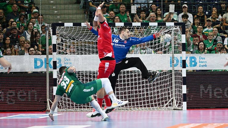 Handball-Bundesliga, Saison 2025 2026, 32. Spieltag, SC DHfK Leipzig vs. MT Melsungen (21.05.2026) Tor Luka Rogan (Kreis Kreisläufer DHfK Leipzig, Rückennumer 33) (li.) gegen Nebojsa Simic (Tor Tormann Melsungen, Rückennummer 16) (re.) beim Handball-Bundesliga-Spiel DHfK Leipzig gegen MT Melsungen (21.05.2026) Leipzig Sachsen Deutschland QUARTERBACK Immobilien Arena Am Sportforum 2
