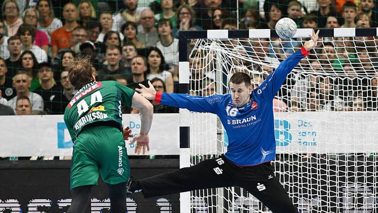 Handball-Bundesliga, Saison 2025 2026, 32. Spieltag, SC DHfK Leipzig vs. MT Melsungen (21.05.2026) Torwurf Blaer Hinriksson (Rückraum Rückraumspieler DHfK Leipzig, Rückennumer 44) gegen Nebojsa Simic (Tor Tormann Melsungen, Rückennummer 16) beim Handball-Bundesliga-Spiel DHfK Leipzig gegen MT Melsungen (21.05.2026) Leipzig Sachsen Deutschland QUARTERBACK Immobilien Arena Am Sportforum 2