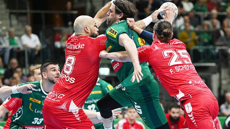 Handball-Bundesliga, Saison 2025 2026, 32. Spieltag, SC DHfK Leipzig vs. MT Melsungen (21.05.2026) Torwurf Dean Bombac (Rückraum Rückraumspieler DHfK Leipzig, Rückennumer 67) gegen Adrian Sipos (Kreis Kreisspieler Melsungen, Rückennummer 8) und Olle Forsell-Schefvert (Rückraum Melsungen, Rückennummer 25) beim Handball-Bundesliga-Spiel DHfK Leipzig gegen MT Melsungen (21.05.2026) Leipzig Sachsen Deutschland QUARTERBACK Immobilien Arena Am Sportforum 2