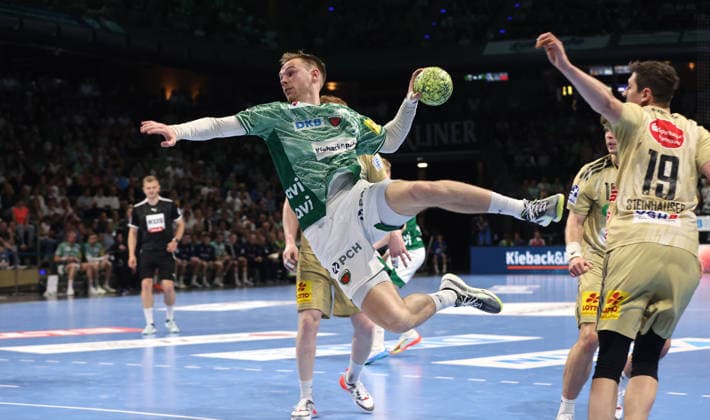 Mathias Gidsel erzielt ein Tor, Marius Steinhauser Zweikampf Spielszene Aktion Handball HBL Bundesliga Herren 32. Spieltag Saison 2025 2026 21.05.2026 Füchse Berlin vs TSV Hannover Burgdorf