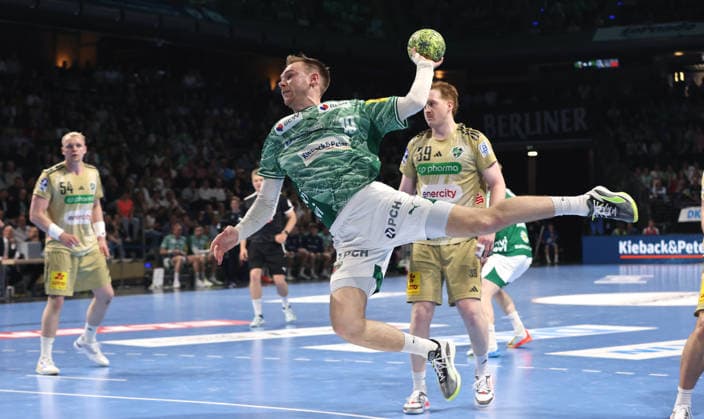 Mathias Gidsel erzielt ein Tor, Lukas Stutzke Zweikampf Spielszene Aktion Handball HBL Bundesliga Herren 32. Spieltag Saison 2025 2026 21.05.2026 Füchse Berlin vs TSV Hannover Burgdorf