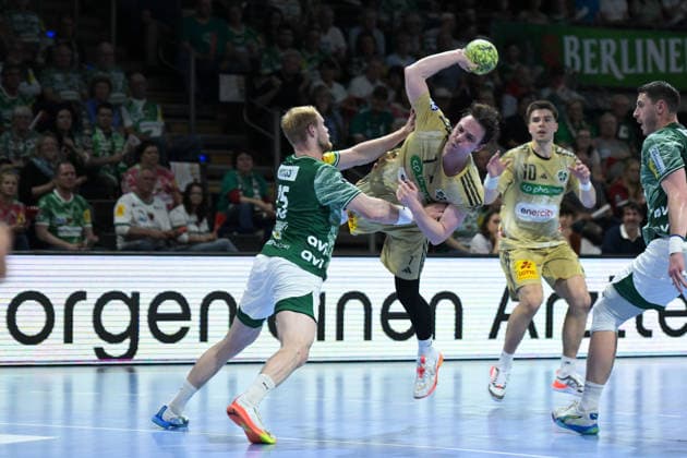 21.05.2026, xlakx, Handball Daikin HBL, Fuechse Berlin - TSV Hannover-Burgdorf v.l. Matthes Langhoff (Fuechse Berlin), Leif Tissier (TSV Hannover-Burgdorf) setzt zum Sprungwurf an Berlin