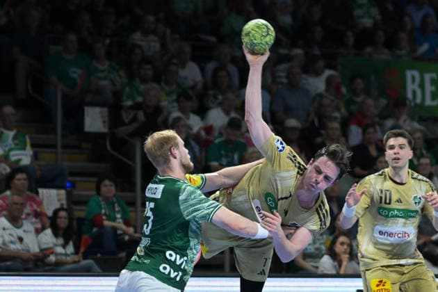 21.05.2026, xlakx, Handball Daikin HBL, Fuechse Berlin - TSV Hannover-Burgdorf v.l. Matthes Langhoff (Fuechse Berlin), Leif Tissier (TSV Hannover-Burgdorf) Zweikampf, Duell, Kampf, tackle Berlin