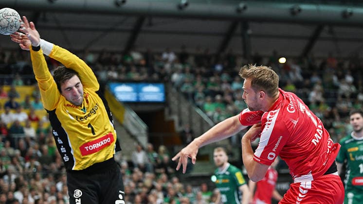 Handball-Bundesliga, Saison 2025 2026, 32. Spieltag, SC DHfK Leipzig vs. MT Melsungen (21.05.2026) Torwurf David Mandic (Außen Außenspieler Melsungen, Rückennummer 7) gegen Domenico Ebner (Torhüter Tormann DHfK Leipzig, Rückennumer 1) beim Handball-Bundesliga-Spiel DHfK Leipzig gegen MT Melsungen (21.05.2026) Leipzig Sachsen Deutschland QUARTERBACK Immobilien Arena Am Sportforum 2