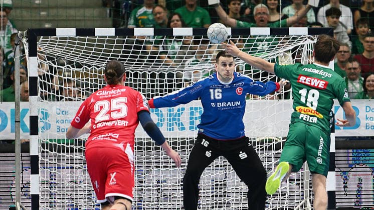 Handball-Bundesliga, Saison 2025 2026, 32. Spieltag, SC DHfK Leipzig vs. MT Melsungen (21.05.2026) Torwurf Staffan Peter (Außen Außenbahnspieler DHfK Leipzig, Rückennumer 18) gegen Nebojsa Simic (Tor Tormann Melsungen, Rückennummer 16) beim Handball-Bundesliga-Spiel DHfK Leipzig gegen MT Melsungen (21.05.2026) Leipzig Sachsen Deutschland QUARTERBACK Immobilien Arena Am Sportforum 2