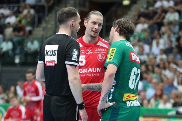 Handball DAIKIN HBL, SC DHfK Leipzig - MT Melsungen; 21.05.2026 Olle Forsell Schefvert (25, MT Melsungen) im Gespräch. Handball, DAIKIN HBL, 1. Bundesliga, Saison 2025 2026, 32. Spieltag: SC DHfK Leipzig vs. MT Melsungen am 21.05.2026 in der Quarterback Immobilien Arena Leipzig. Copyright: xBEAUTIFULxSPORTS JanxKaeferx