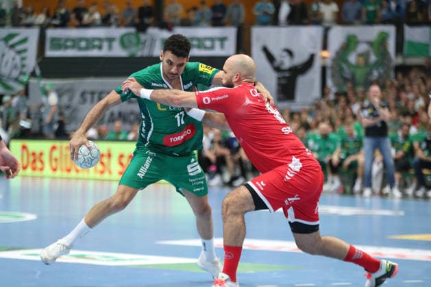 Handball DAIKIN HBL, SC DHfK Leipzig - MT Melsungen; 21.05.2026 Ahmed Khairi (17, SC DHfK Leipzig) gegen Adrian Sipos (8, MT Melsungen). Handball, DAIKIN HBL, 1. Bundesliga, Saison 2025 2026, 32. Spieltag: SC DHfK Leipzig vs. MT Melsungen am 21.05.2026 in der Quarterback Immobilien Arena Leipzig. Copyright: xBEAUTIFULxSPORTS JanxKaeferx
