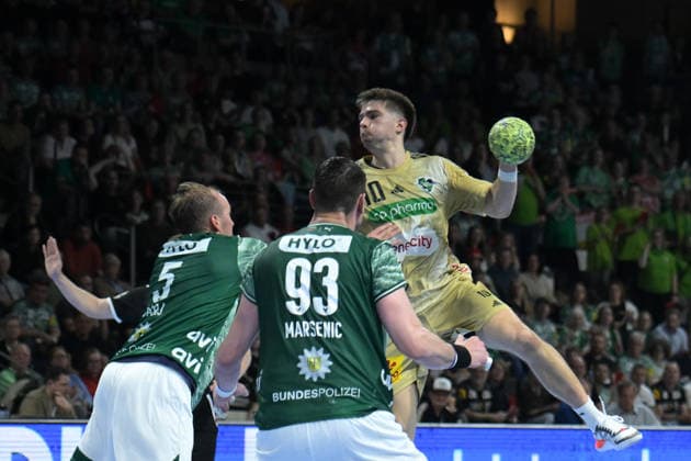 21.05.2026, xlakx, Handball Daikin HBL, Fuechse Berlin - TSV Hannover-Burgdorf v.l. Max Darj (Fuechse Berlin), Renars Uscins (TSV Hannover-Burgdorf), Mijajlo Marsenic (Fuechse Berlin) setzt zum Sprungwurf an Berlin