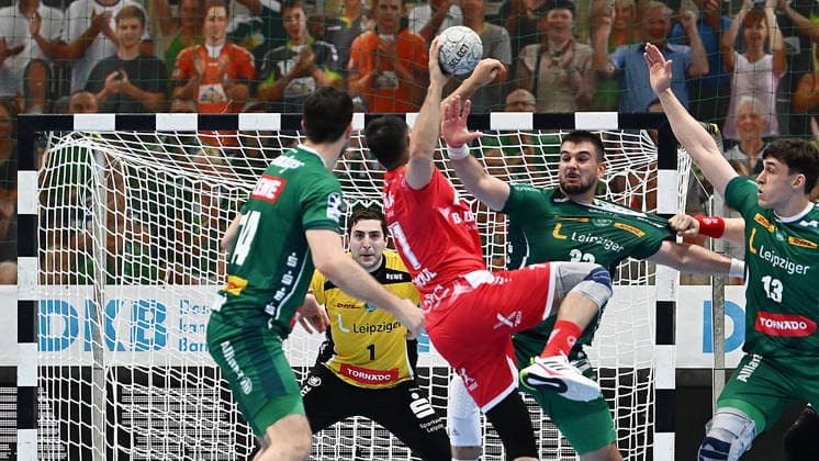 Handball-Bundesliga, Saison 2025 2026, 32. Spieltag, SC DHfK Leipzig vs. MT Melsungen (21.05.2026) Torwurf Mohamed Darmoul (Rückraum Melsungen, Rückennummer 71) gegen Domenico Ebner (Torhüter Tormann DHfK Leipzig, Rückennumer 1) beim Handball-Bundesliga-Spiel DHfK Leipzig gegen MT Melsungen (21.05.2026) Leipzig Sachsen Deutschland QUARTERBACK Immobilien Arena Am Sportforum 2