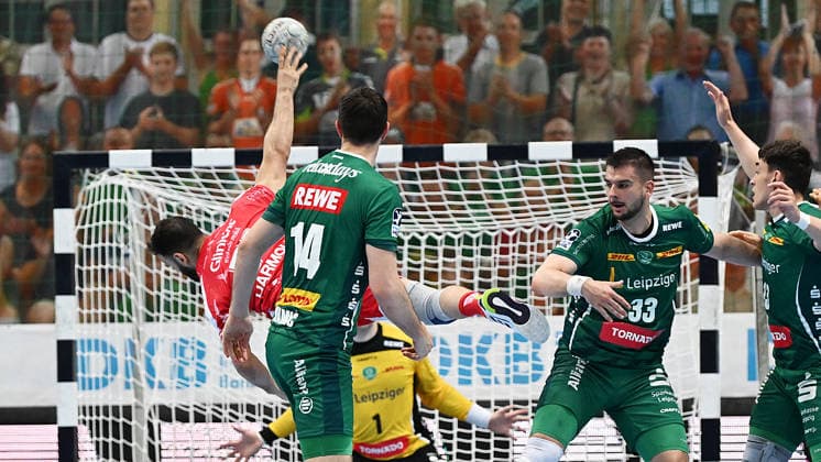Handball-Bundesliga, Saison 2025 2026, 32. Spieltag, SC DHfK Leipzig vs. MT Melsungen (21.05.2026) Torwurf Mohamed Darmoul (Rückraum Melsungen, Rückennummer 71) gegen Domenico Ebner (Torhüter Tormann DHfK Leipzig, Rückennumer 1) beim Handball-Bundesliga-Spiel DHfK Leipzig gegen MT Melsungen (21.05.2026) Leipzig Sachsen Deutschland QUARTERBACK Immobilien Arena Am Sportforum 2