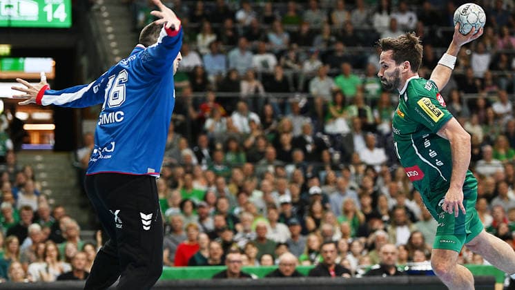 Handball-Bundesliga, Saison 2025 2026, 32. Spieltag, SC DHfK Leipzig vs. MT Melsungen (21.05.2026) Torwurf Lukas Binder (Außen Außenbahnspieler DHfK Leipzig, Rückennumer 11) (re.) gegen Nebojsa Simic (Tor Tormann Melsungen, Rückennummer 16) (li.) beim Handball-Bundesliga-Spiel DHfK Leipzig gegen MT Melsungen (21.05.2026) Leipzig Sachsen Deutschland QUARTERBACK Immobilien Arena Am Sportforum 2