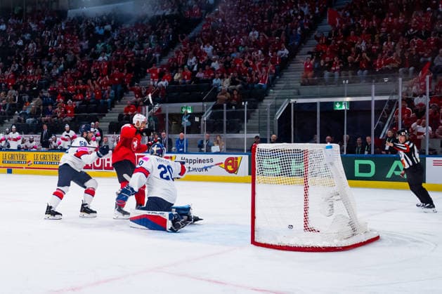 ZURICH, SWITZERLAND - MAY 21: Nino Niederreiter (Switzerland, 22) scores the 1:0 leading goal for Switzerland during the Preliminary Round - Group A Match 31 between Switzerland and Great Britain at the IIHF Ice hockey, Eishockey World Championship, WM, Weltmeisterschaft 2026, Swiss Life Arena on May 21, 2026 in Zurich, Switzerland. Zurich Switzerland Copyright: xTimoxSteinx