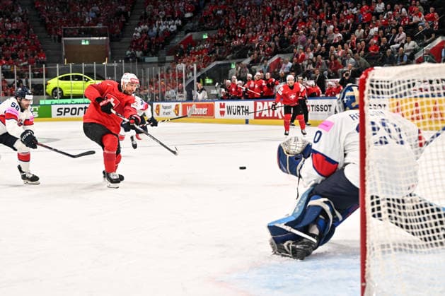 ZURICH, SWITZERLAND - MAY 21: Nino Niederreiter of Switzerland scores a goal against goalkeeper Mat Robson of Great Britain during the 2026 IIHF Ice hockey, Eishockey World Championship, WM, Weltmeisterschaft Switzerland game between Switzerland and Great Britain at Swiss Life Arena on May 21, 2026 in Zurich, Zurich. Zurich Swiss Life Arena Zurich Switzerland Copyright: xJustPictures.ch AndreaxBrancax jp-en-EuSpIm-JP7_ANB_Sui_GB_21052026_0566
