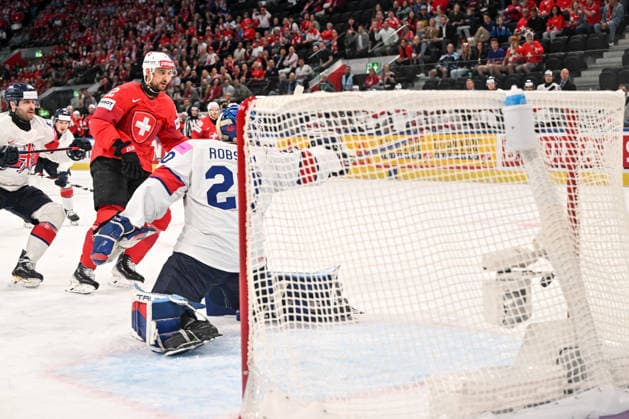 ZURICH, SWITZERLAND - MAY 21: Nino Niederreiter of Switzerland scores a goal against goalkeeper Mat Robson of Great Britain during the 2026 IIHF Ice hockey, Eishockey World Championship, WM, Weltmeisterschaft Switzerland game between Switzerland and Great Britain at Swiss Life Arena on May 21, 2026 in Zurich, Zurich. Zurich Swiss Life Arena Zurich Switzerland Copyright: xJustPictures.ch AndreaxBrancax jp-en-EuSpIm-JP7_ANB_Sui_GB_21052026_0577