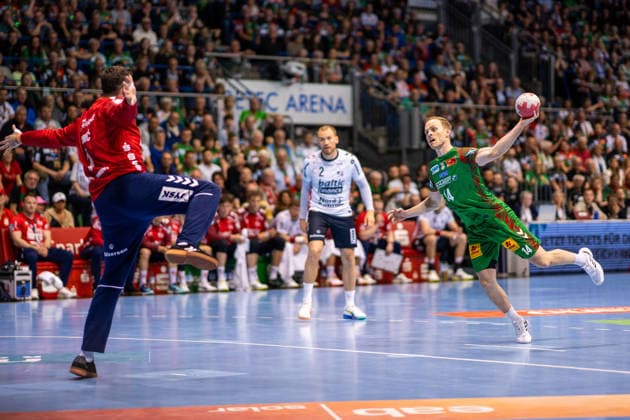 Deutschland: HBL DAIKIN Handball Bundesliga 2025 - 2026, 30. Spieltag - SC Magdeburg vs SG Flensburg Handewitt - GETEC Arena (Magdeburg): Omar Ingi Magnusson (SC Magdeburg, 14) am Ball Copyright: xTomxLauruschkatx