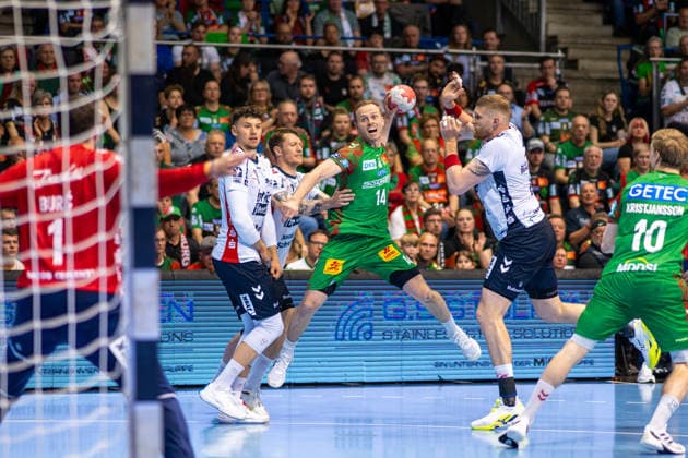 Deutschland: HBL DAIKIN Handball Bundesliga 2025 - 2026, 30. Spieltag - SC Magdeburg vs SG Flensburg Handewitt - GETEC Arena (Magdeburg): Omar Ingi Magnusson (SC Magdeburg, 14) am Ball Copyright: xTomxLauruschkatx