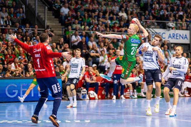 Deutschland: HBL DAIKIN Handball Bundesliga 2025 - 2026, 30. Spieltag - SC Magdeburg vs SG Flensburg Handewitt - GETEC Arena (Magdeburg): Magnus Saugstrup (SC Magdeburg, 23) am Ball Copyright: xTomxLauruschkatx