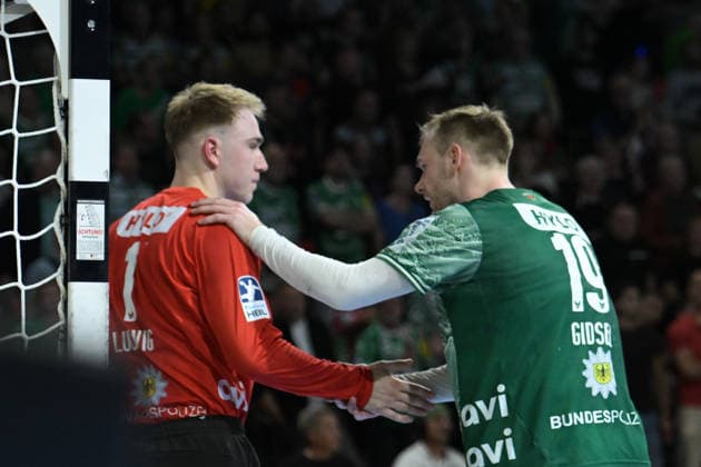 21.05.2026, xlakx, Handball Daikin HBL, Fuechse Berlin - TSV Hannover-Burgdorf v.l. Lasse Ludwig (Fuechse Berlin), Mathias Gidsel (Fuechse Berlin) Gratuliert Berlin