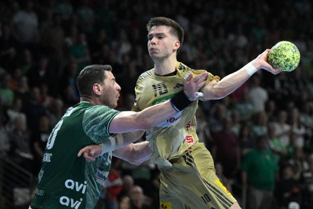 21.05.2026, xlakx, Handball Daikin HBL, Fuechse Berlin - TSV Hannover-Burgdorf v.l. Mijajlo Marsenic (Fuechse Berlin), Renars Uscins (TSV Hannover-Burgdorf) setzt zum Sprungwurf an Berlin