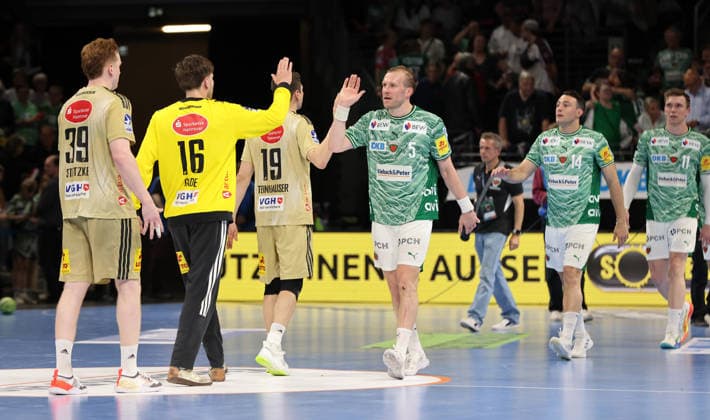 Lukas Stutzke, Torwart Simon Gade, Marius Steinhauser, Max Darj, Aitor Arino, Abklatschen nach Spielende Handball HBL Bundesliga Herren 32. Spieltag Saison 2025 2026 21.05.2026 Füchse Berlin vs TSV Hannover Burgdorf